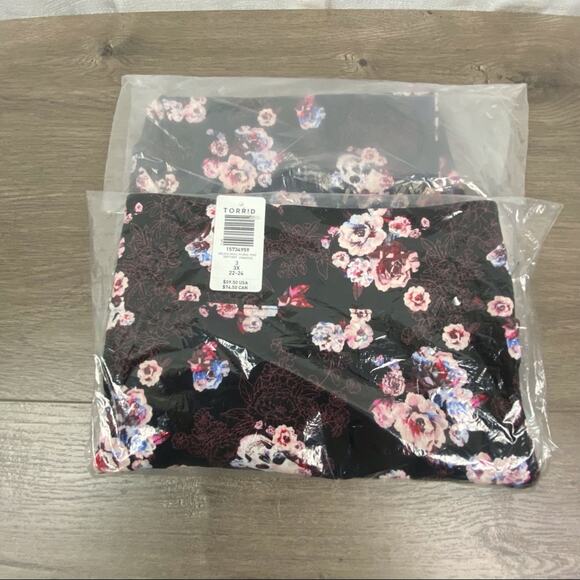 Torrid Black&Pink Floral Skull Luxe Ponte Pixie Pants Sz.3 NWT - Picture 5 of 9